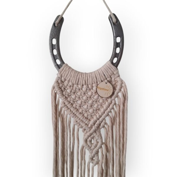 Macramé wanddecoratie hoefijzer zilver met crême koord Macramé wanddecoratie hoefijzer zilver met crême koord