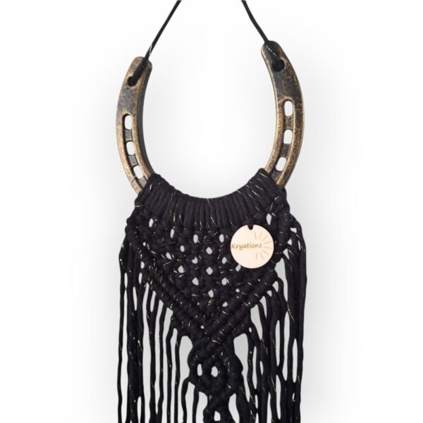 Macramé wanddecoratie hoefijzer zwart koord goud detail Macramé wanddecoratie hoefijzer zwart koord goud detail