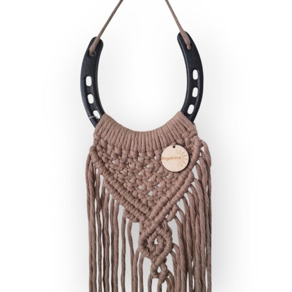 Macramé wanddecoratie hoefijzer zwart met taupe koord Macramé wanddecoratie hoefijzer zwart met taupe koord