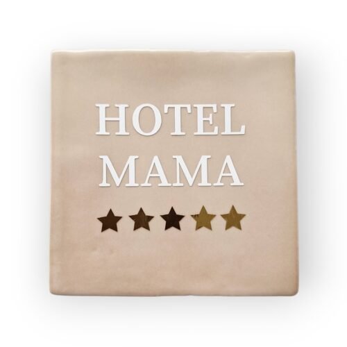 Tekst-tegeltje-hotel-mama-beige-wit Tekst-tegeltje-hotel-mama-beige-wit