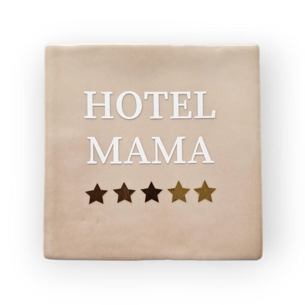 Tekst-tegeltje-hotel-mama-beige-wit Tekst-tegeltje-hotel-mama-beige-wit