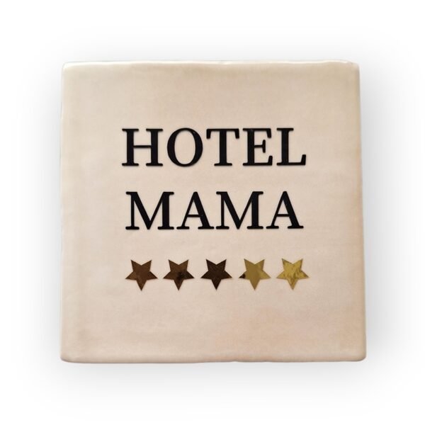Tekst-tegeltje-hotel-mama-beige-zwart Tekst-tegeltje-hotel-mama-beige-zwart