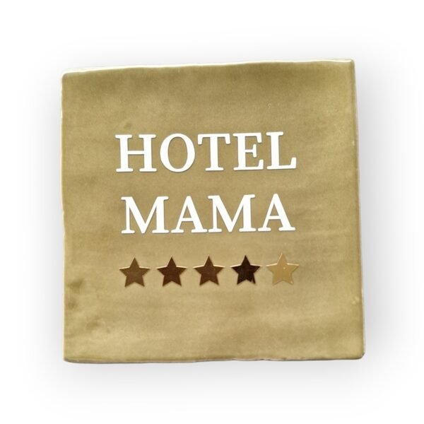 Tekst-tegeltje-hotel-mama-olijgroen-wit Tekst-tegeltje-hotel-mama-olijgroen-wit