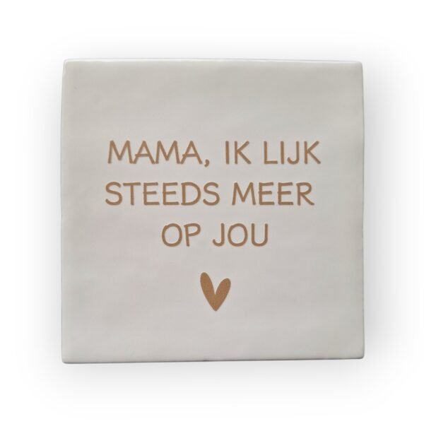 Tekst-tegeltje-mama-ik-lijk-steeds-meer-op-jou-beige Tekst-tegeltje-mama-ik-lijk-steeds-meer-op-jou-beige