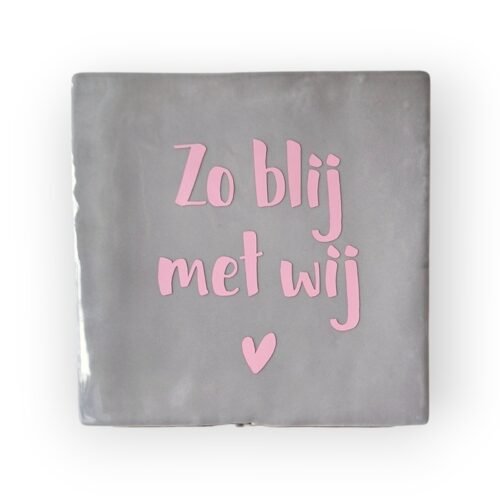 Tekst tegeltje - Zo blij met wij roze Tekst tegeltje - Zo blij met wij roze