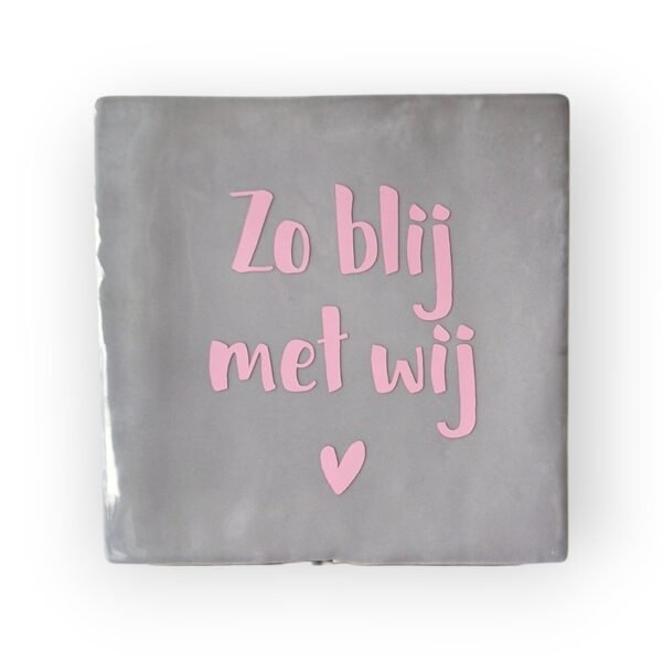 Tekst tegeltje - Zo blij met wij roze Tekst tegeltje - Zo blij met wij roze