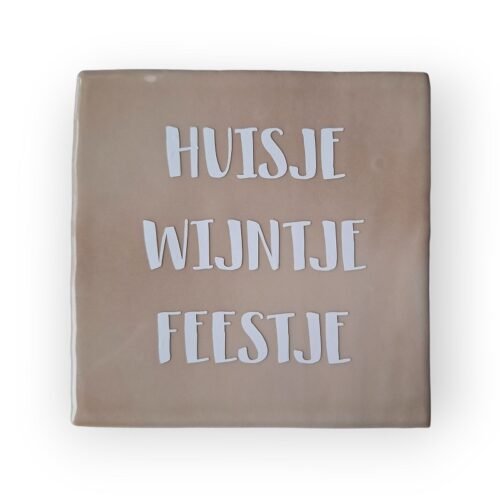 tekst-tegeltje-huisje-wijntje-feestje tekst-tegeltje-huisje-wijntje-feestje