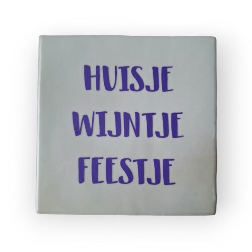 tekst-tegeltje-huisje-wijntje-feestje1 tekst-tegeltje-huisje-wijntje-feestje1