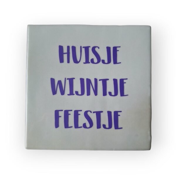 tekst-tegeltje-huisje-wijntje-feestje1 tekst-tegeltje-huisje-wijntje-feestje1