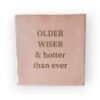 tekst-tegeltje-older-wiser-en-hotter-than-ever tekst-tegeltje-older-wiser-en-hotter-than-ever