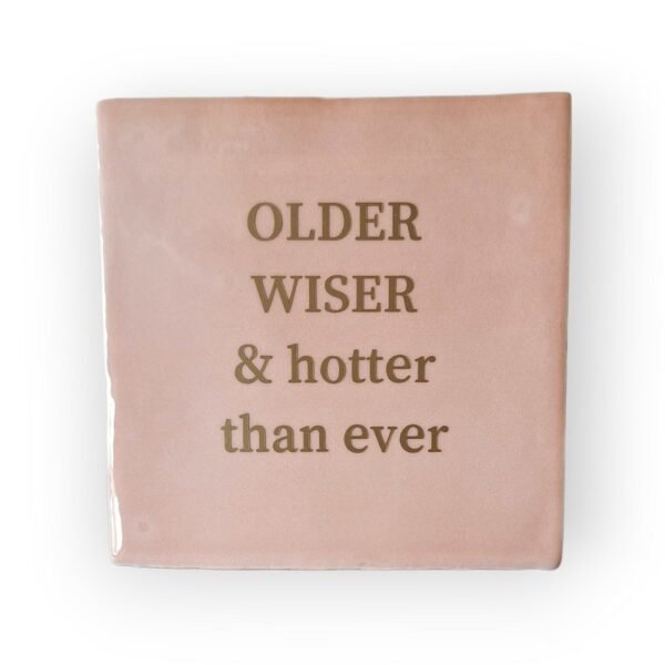 tekst-tegeltje-older-wiser-en-hotter-than-ever tekst-tegeltje-older-wiser-en-hotter-than-ever