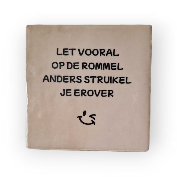 tegeltje-let-vooral-op-de-rommel tegeltje-let-vooral-op-de-rommel